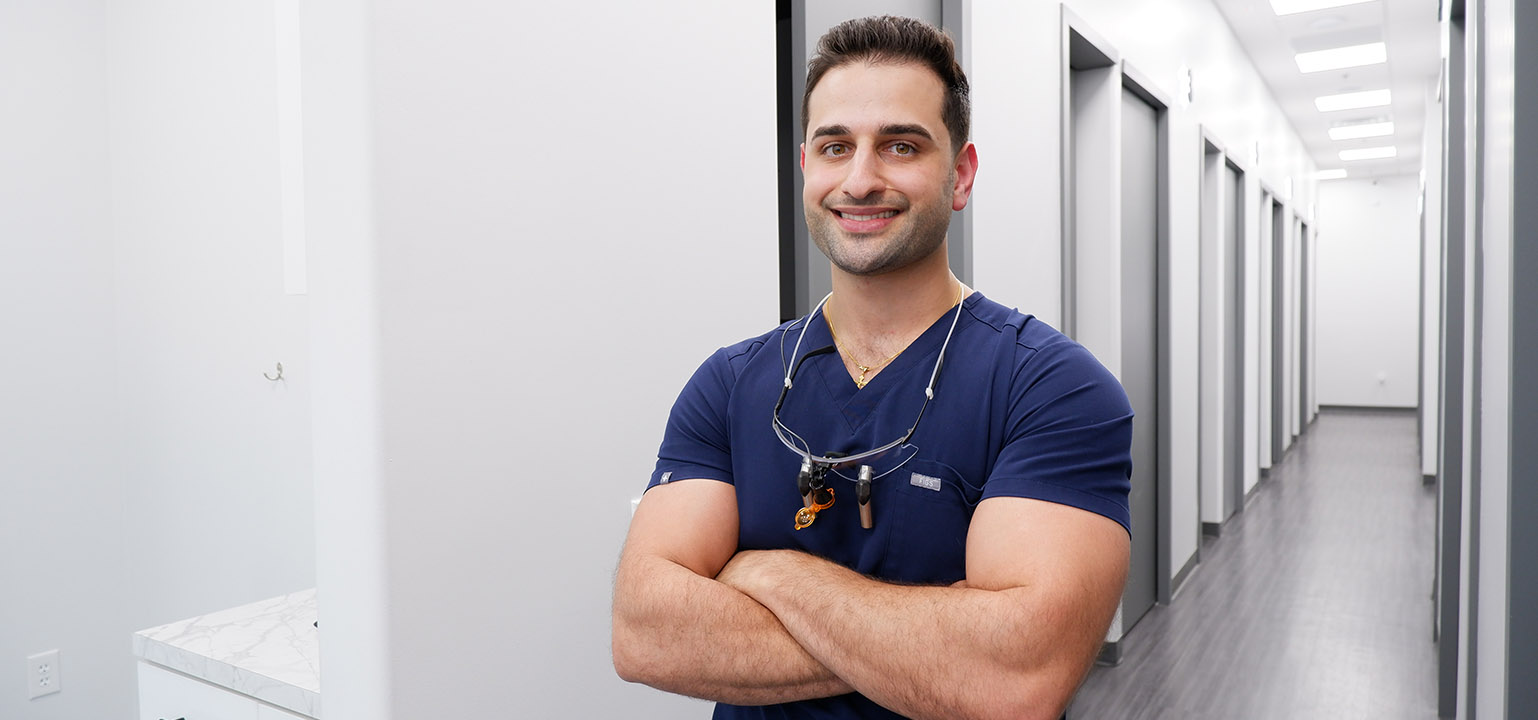 Un miembro del equipo de Ultra Dental
